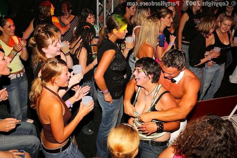 20P Drunk amateur babes get face fucked anonymously