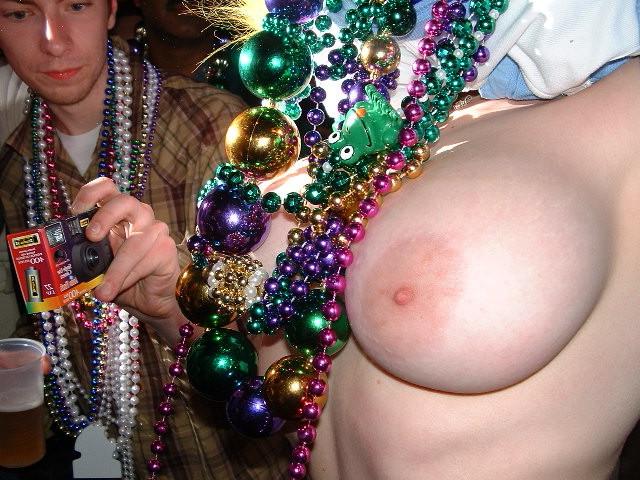 15P Drunk girls flash tits at mardis gras