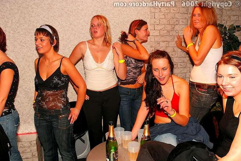 20P Malestrippers seduce teen amateurs to go dirty