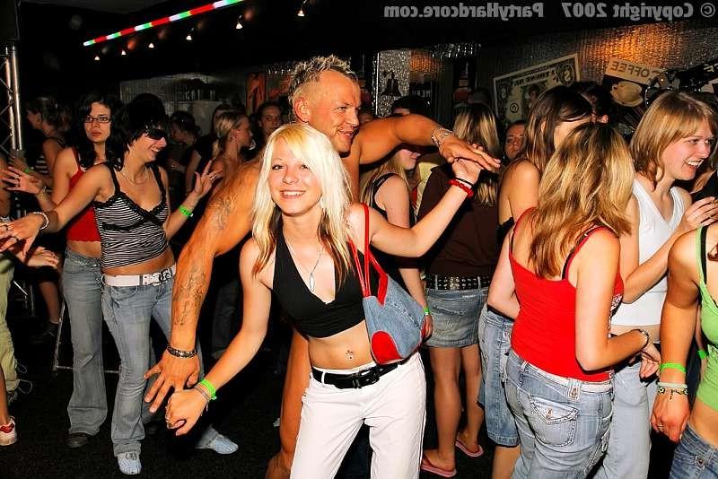20P Strippers learn unexperienced girls how to suck
