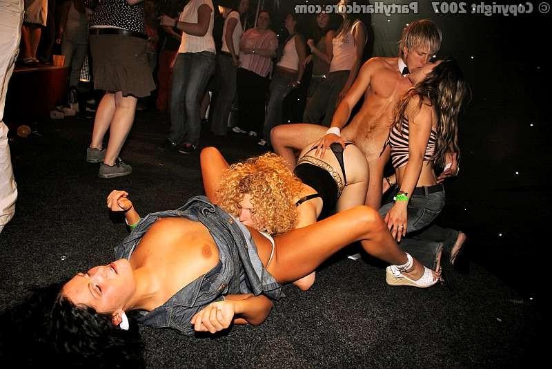 20P Strippers learn unexperienced girls how to suck