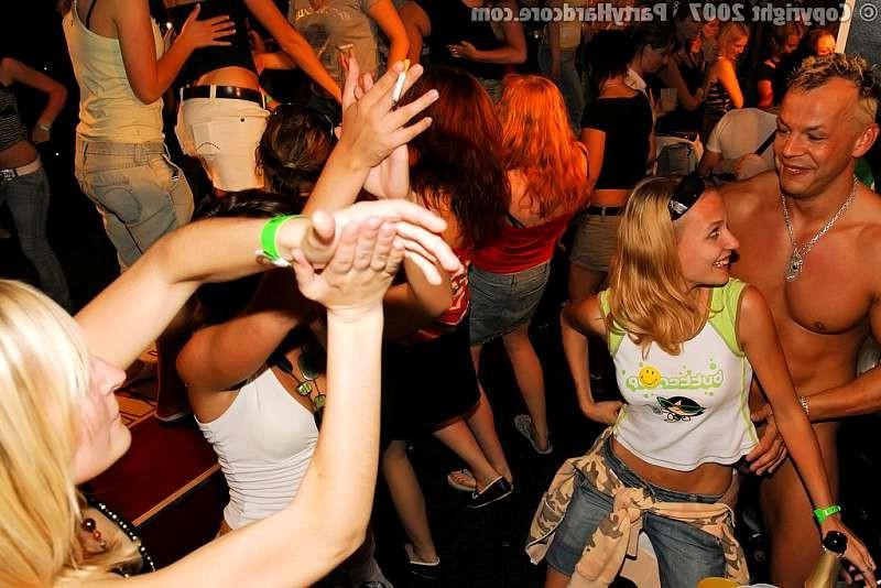 20P Strippers learn unexperienced girls how to suck