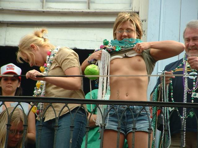 15P Drunk girls show boobs at mardis gras