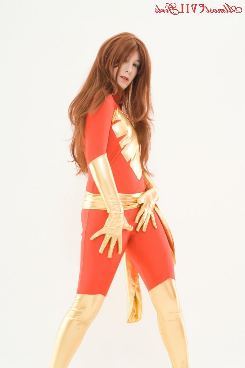 15P CosPlay fun with Zelda in a Phoenix Costume