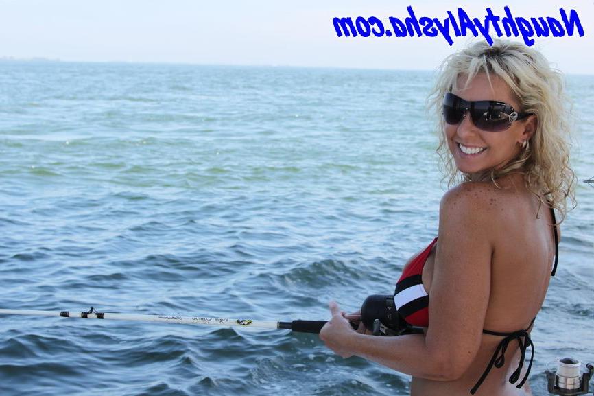 15P Fucking and Sucking on the Boat