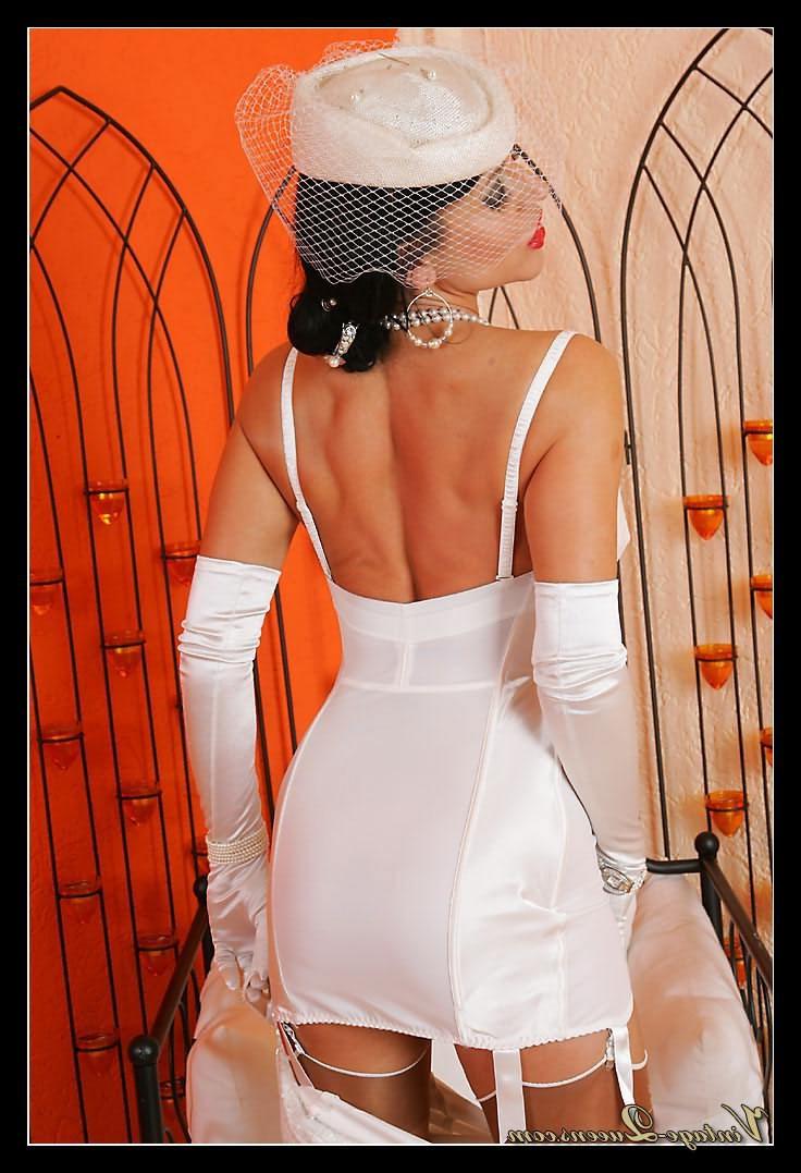 16P Glamour vintage queen in sexy white dress and nylons
