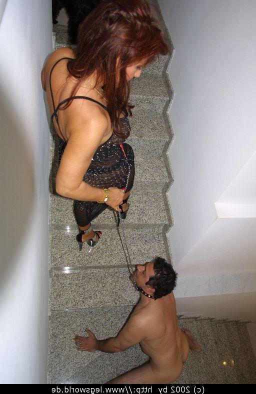 12P Mature amateur lady playing dirty doggy games