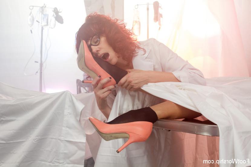 15P Lesbian Foot Lab Maitresse Madeline Submits To Feet
