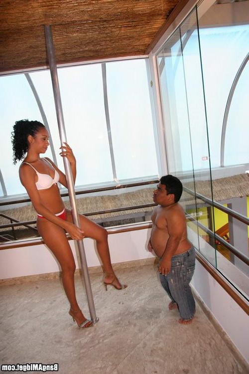 15P Pretty Latina hottie sucking off a lucky midget on a boat