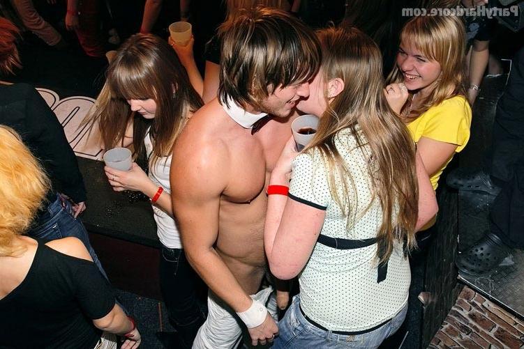 16P Horny hot sluts sucking and fucking hard