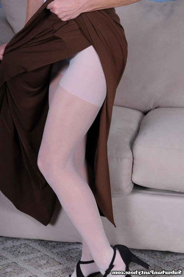 15P More naughty pantyhose first timer
