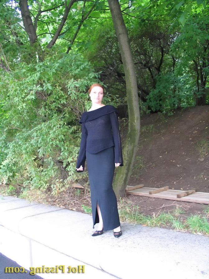 15P Beauty wants to pee so much that does not hesitate to piss in the park