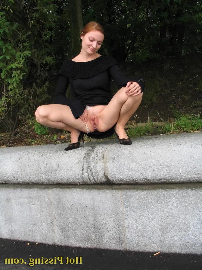 15P Beauty wants to pee so much that does not hesitate to piss in the park