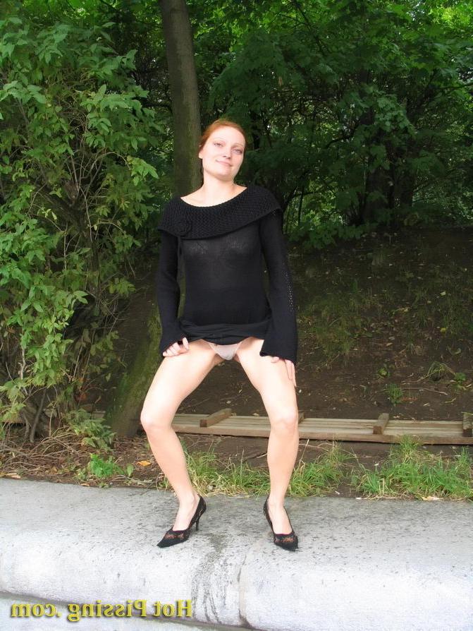 15P Beauty wants to pee so much that does not hesitate to piss in the park