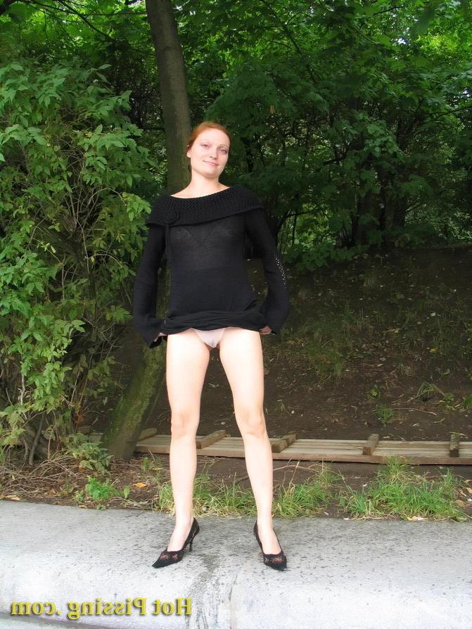15P Beauty wants to pee so much that does not hesitate to piss in the park