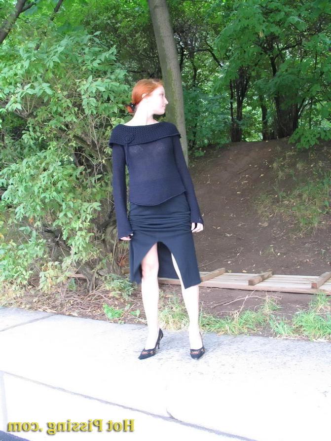 15P Beauty wants to pee so much that does not hesitate to piss in the park