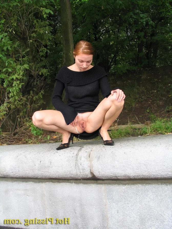15P Beauty wants to pee so much that does not hesitate to piss in the park