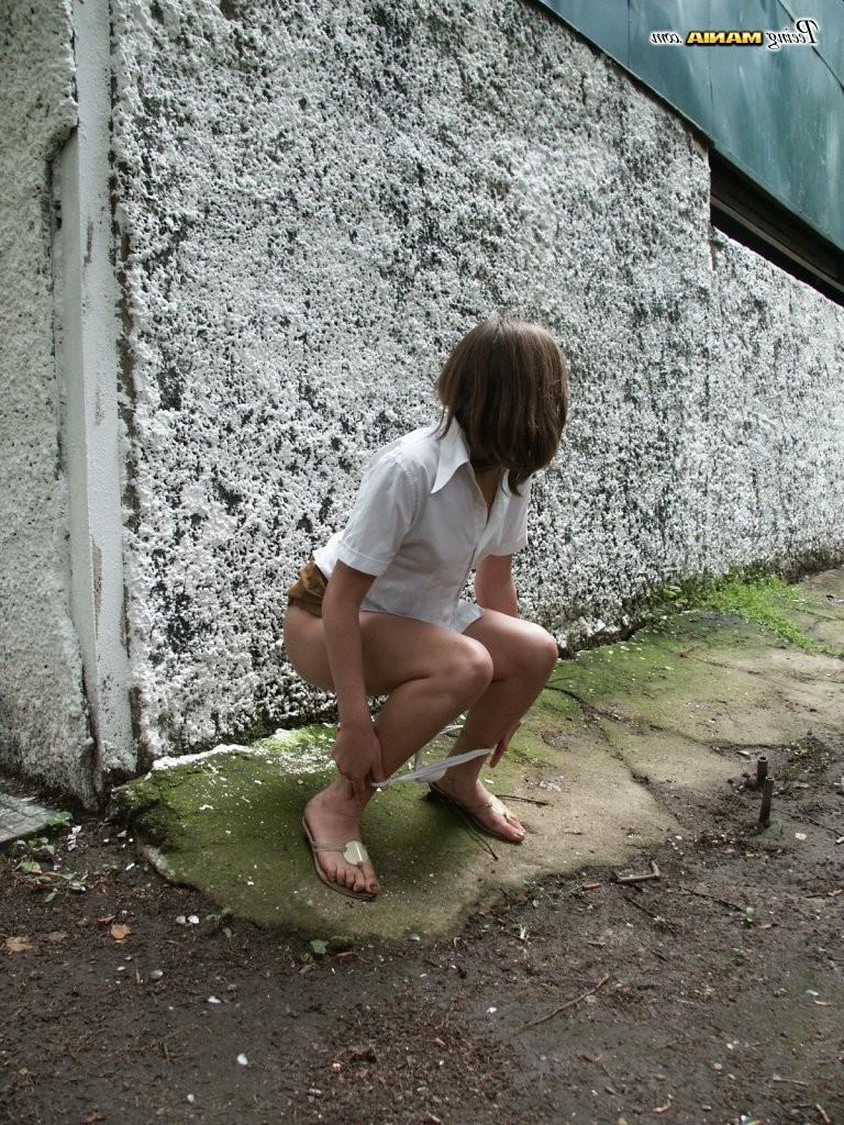 15P Beauty takes off her panties and enjoys peeing behind a building