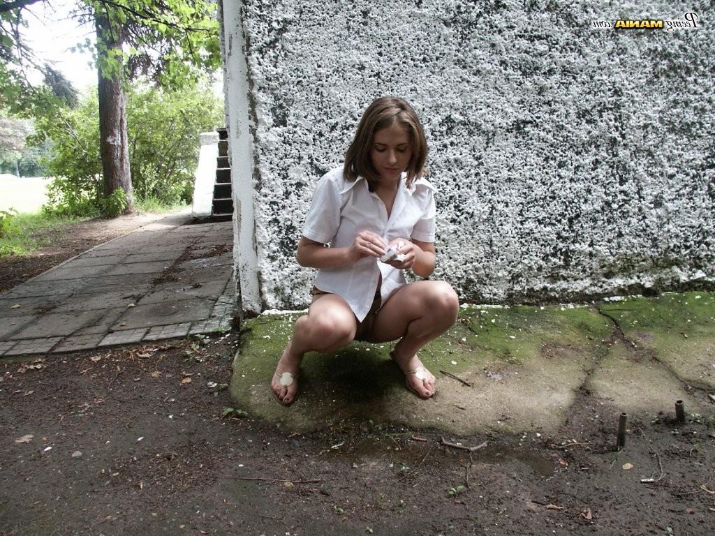 15P Beauty takes off her panties and enjoys peeing behind a building