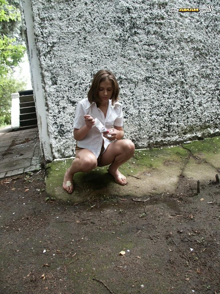 15P Beauty takes off her panties and enjoys peeing behind a building
