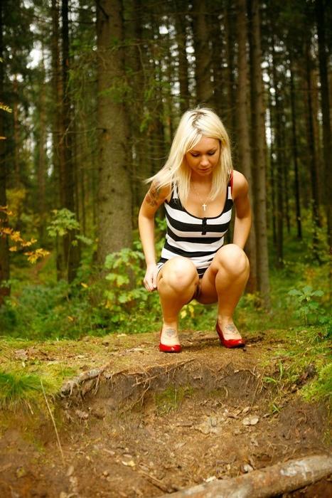 15P Beautiful blonde babe sits down in the forest and takes a piss