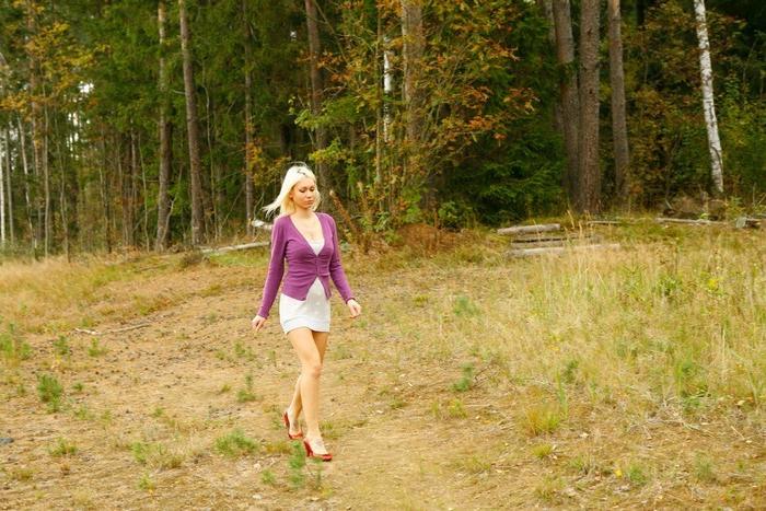 15P Yummy blonde teen without panties takes a piss in the forest