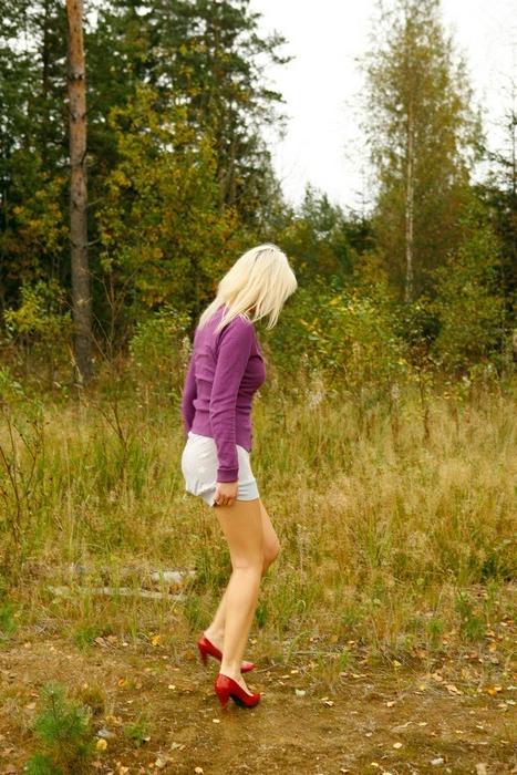 15P Yummy blonde teen without panties takes a piss in the forest