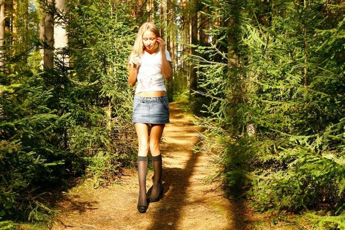 12P Beautiful babe with no underwear on takes a piss in the forest