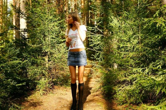 12P Beautiful babe with no underwear on takes a piss in the forest