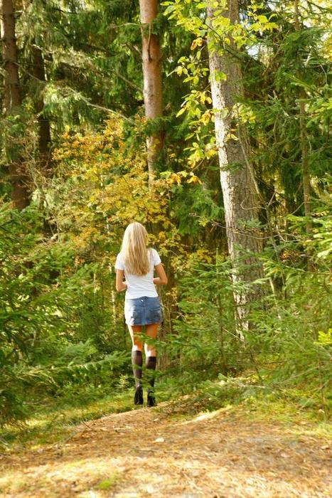 12P Beautiful babe with no underwear on takes a piss in the forest