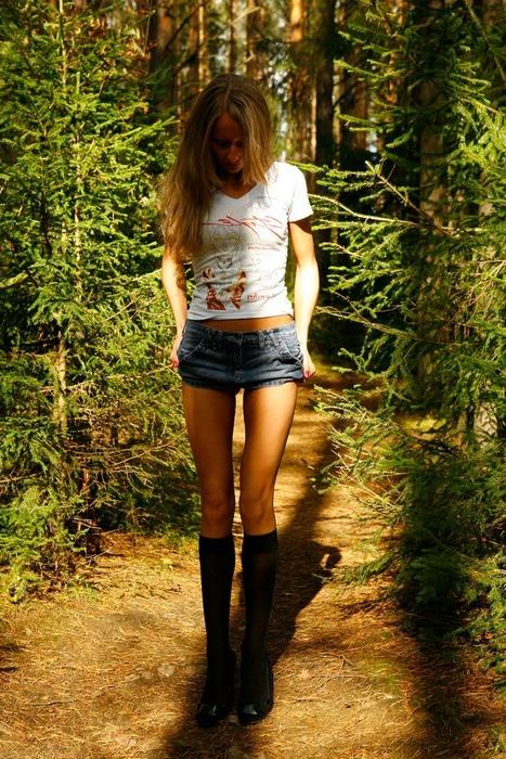 12P Beautiful babe with no underwear on takes a piss in the forest