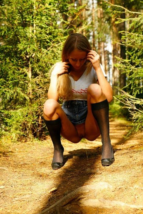 12P Beautiful babe with no underwear on takes a piss in the forest