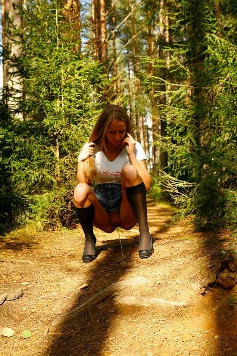 12P Beautiful babe with no underwear on takes a piss in the forest