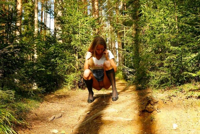 12P Beautiful babe with no underwear on takes a piss in the forest