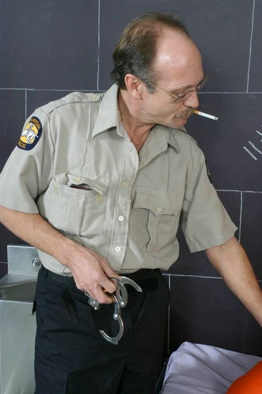 16P Prisoner does hard footjob sex to the bad guardian