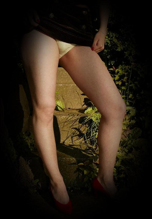 20P Amateur brunet shows pussy outdoor