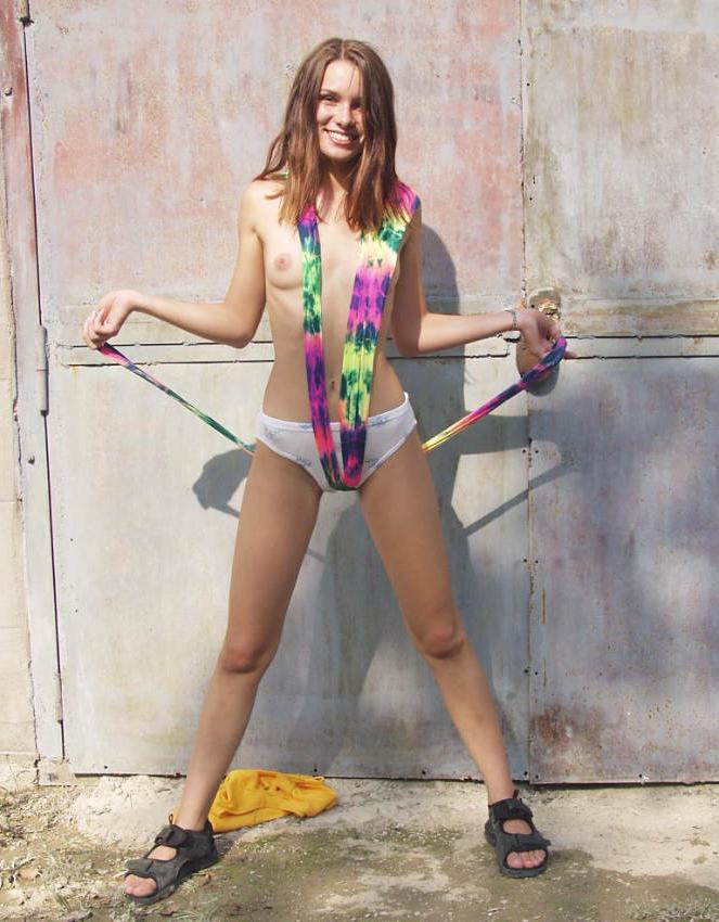 20P Gorgeous teen showing pussy outdoor