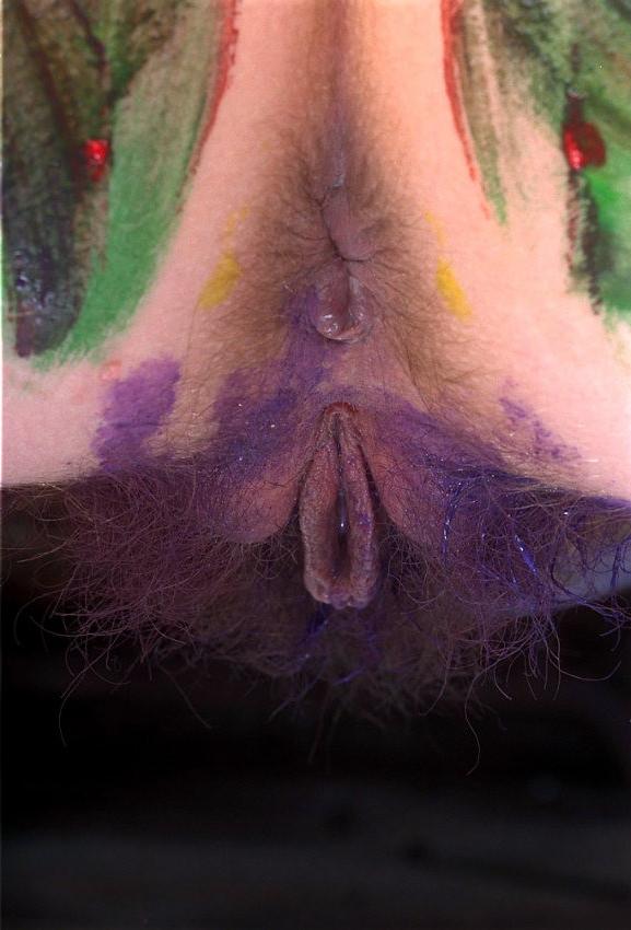 20P Pregnant beauty painting her body