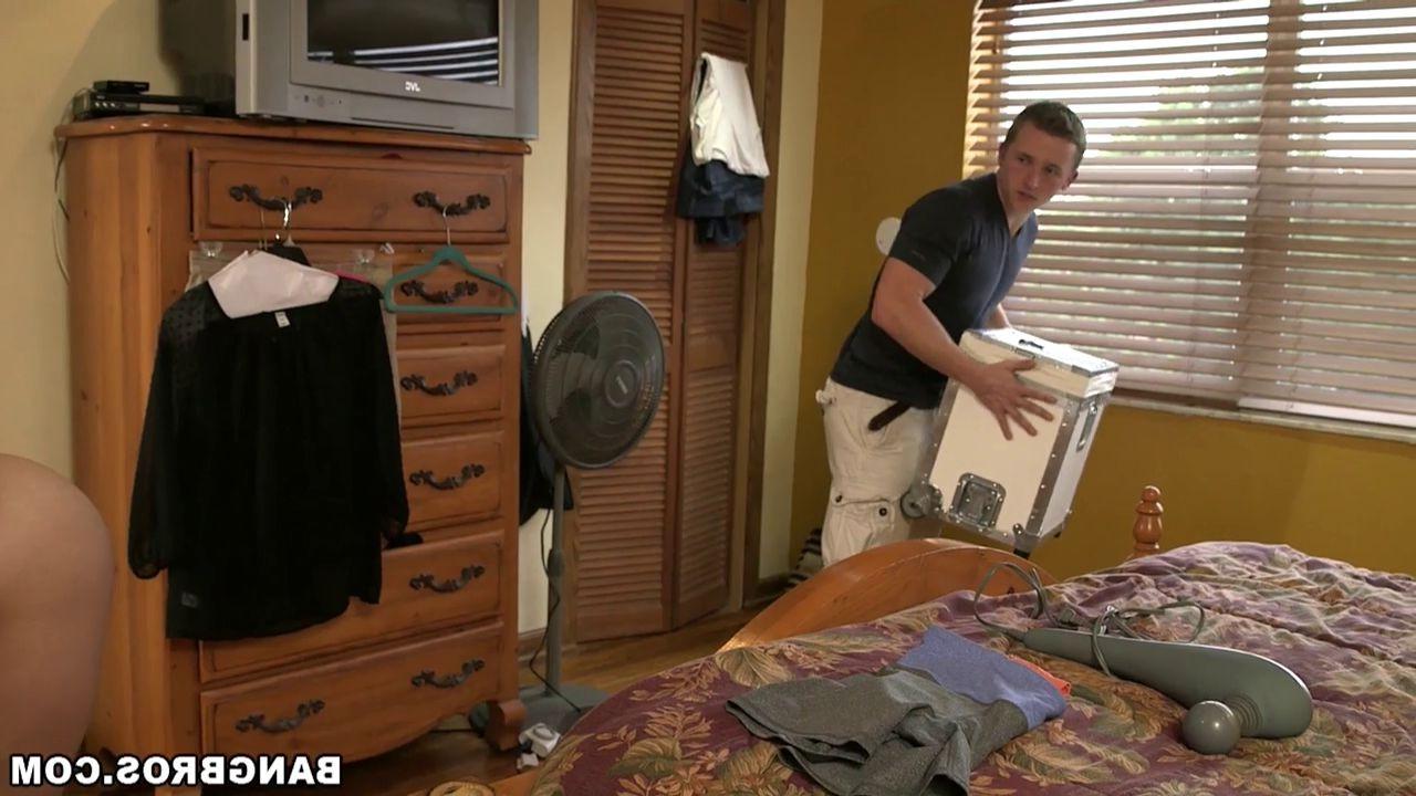 16P Stephani Moretti gets a lesson from a milf