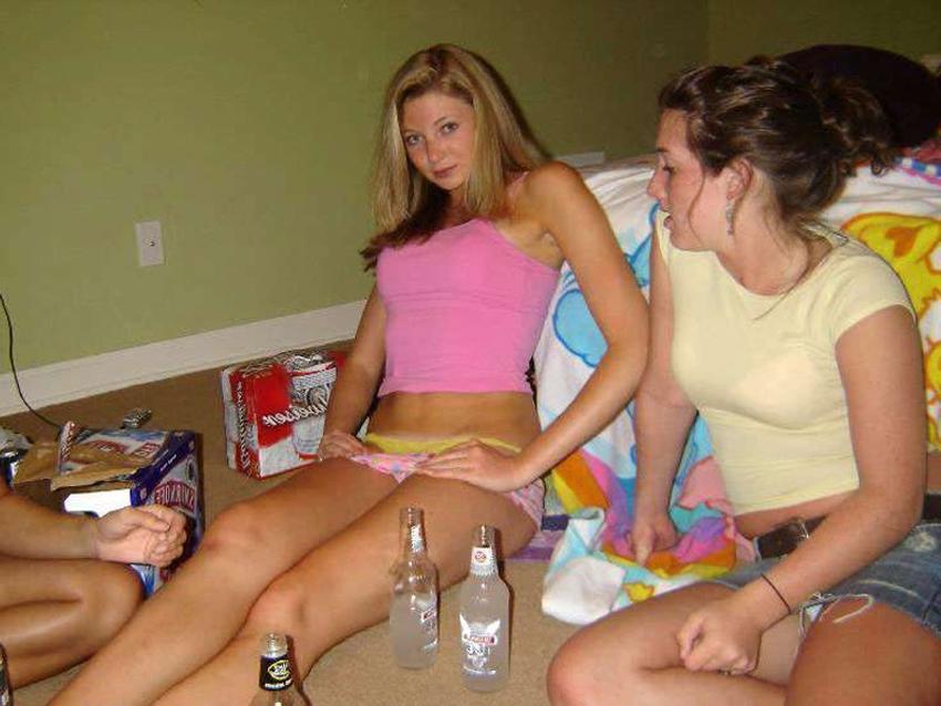 15P Amateur hot teens posing and sucking a dick hard