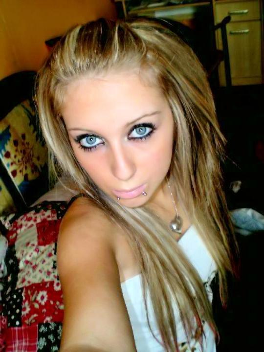 15P Many hottest amateur teens and babes posing on camera