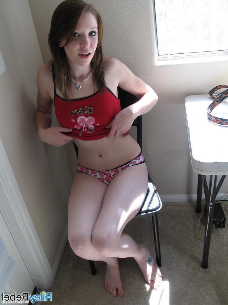 16P Timide, maigre, taches de rousseur, adolescente, nue