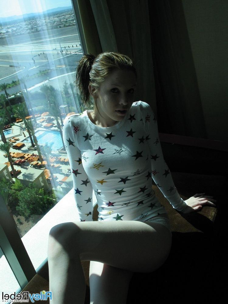 16P Dünnes, sommersprossiges Amateur-Teenie-Mädchen nackt