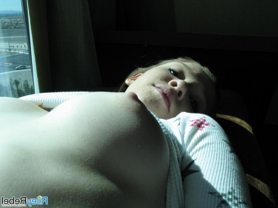 16P Dünnes, sommersprossiges Amateur-Teenie-Mädchen nackt