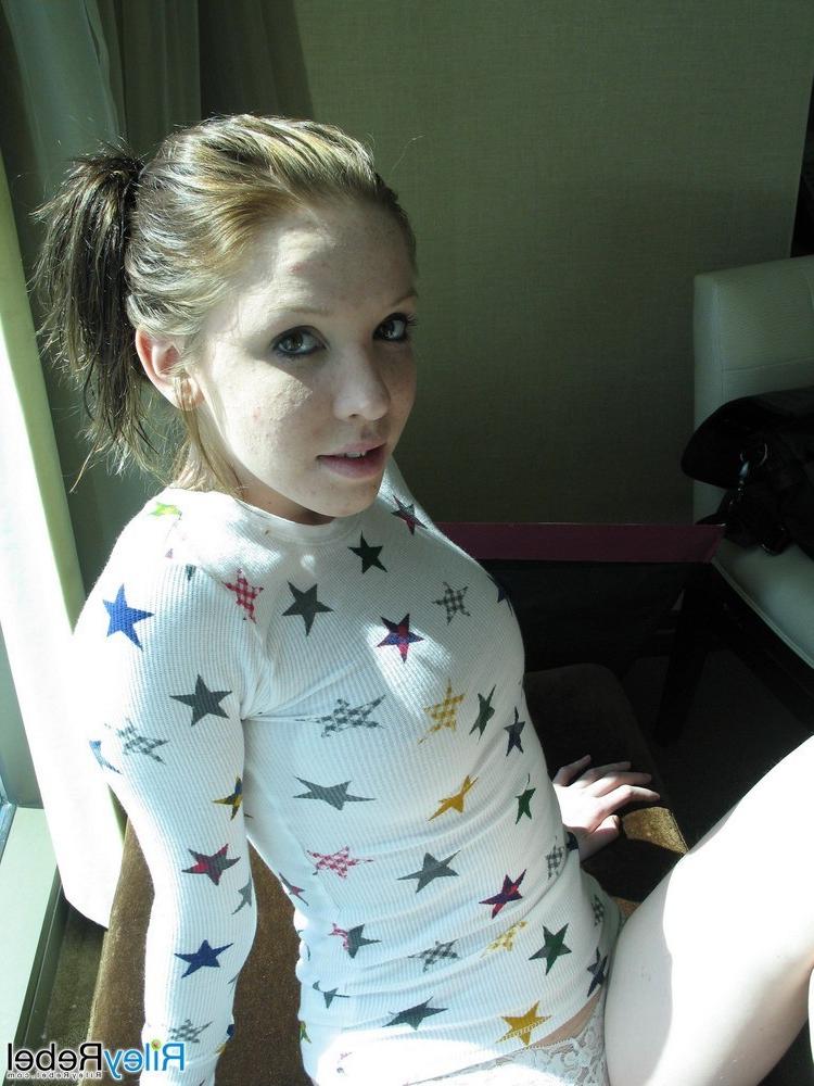 16P Dünnes, sommersprossiges Amateur-Teenie-Mädchen nackt