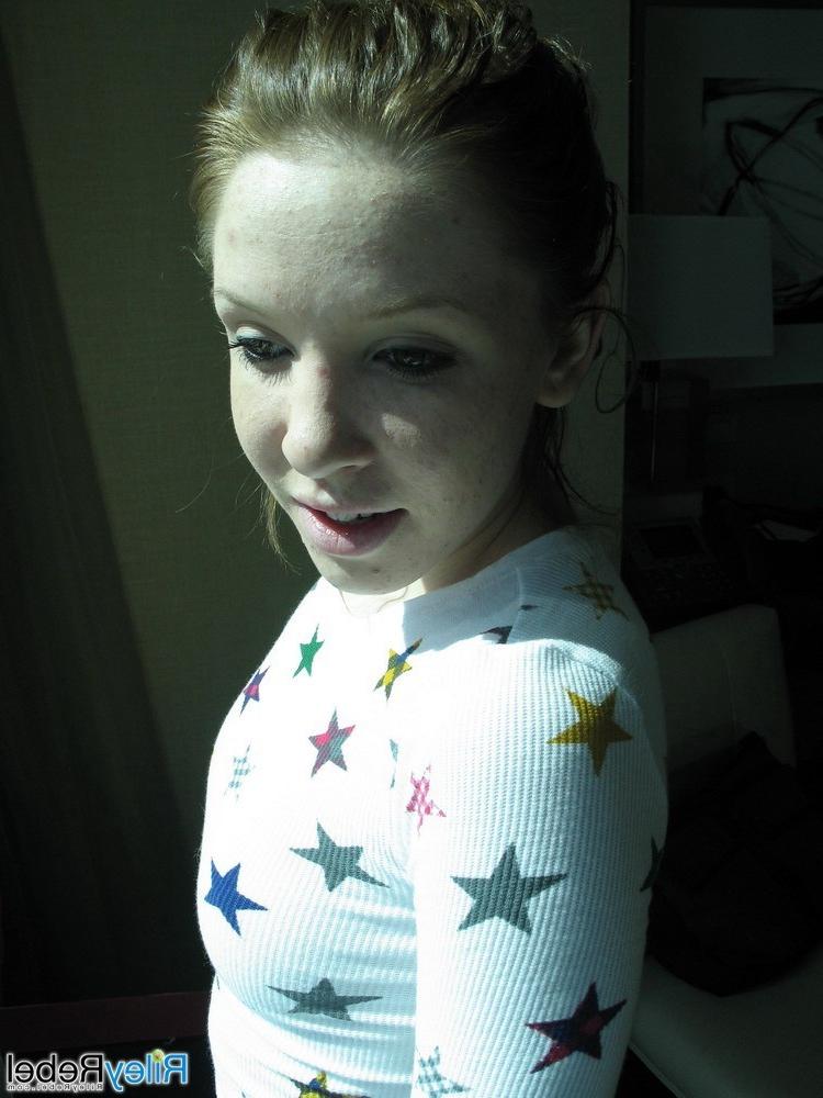 16P Dünnes, sommersprossiges Amateur-Teenie-Mädchen nackt