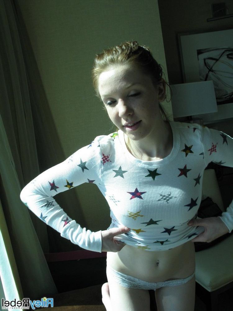 16P Dünnes, sommersprossiges Amateur-Teenie-Mädchen nackt