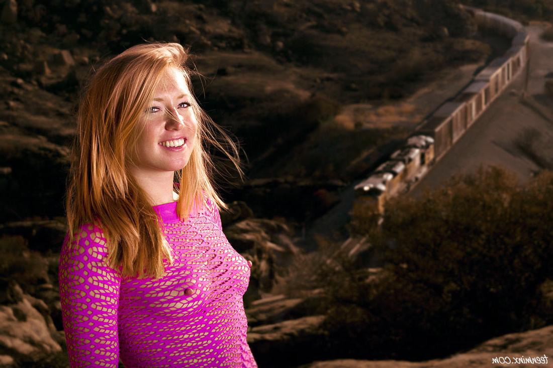 20P Freckled redhead beauty shows off her sexy round ass outdoors