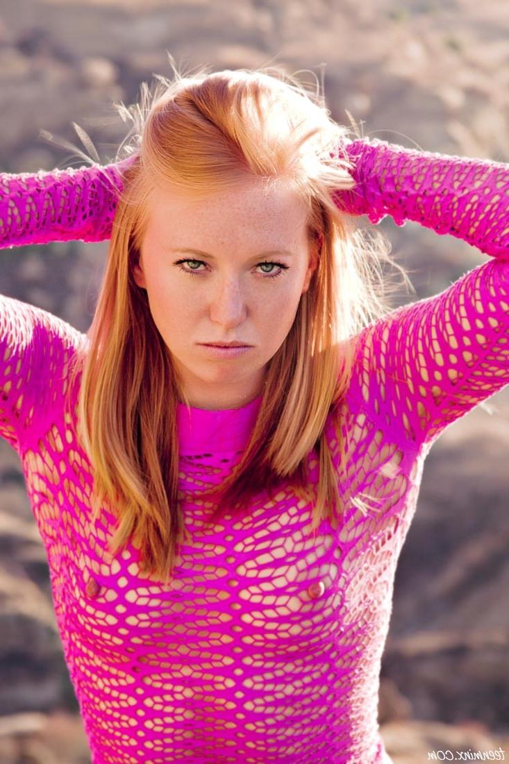20P Freckled redhead beauty shows off her sexy round ass outdoors