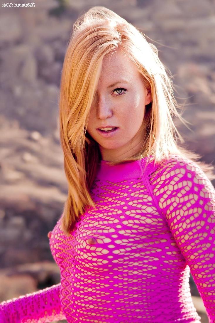 20P Freckled redhead beauty shows off her sexy round ass outdoors